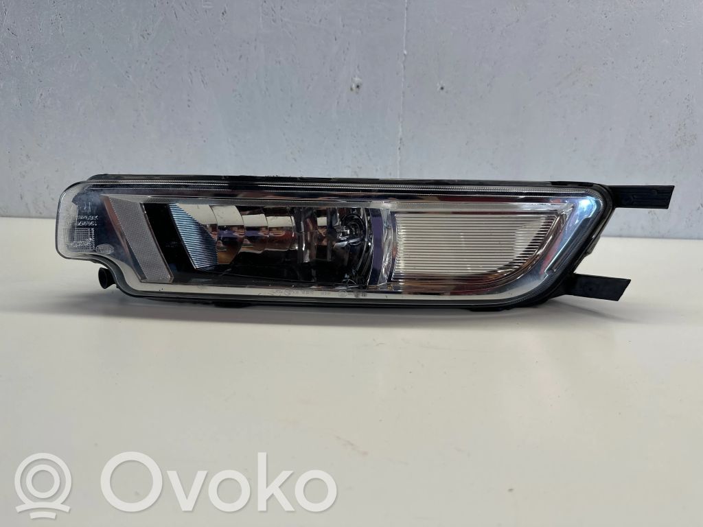 Volkswagen PASSAT B8 Etusumuvalo 