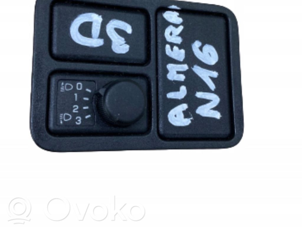 Nissan Almera N16 Przycisk / Pokrętło regulacji świateł 