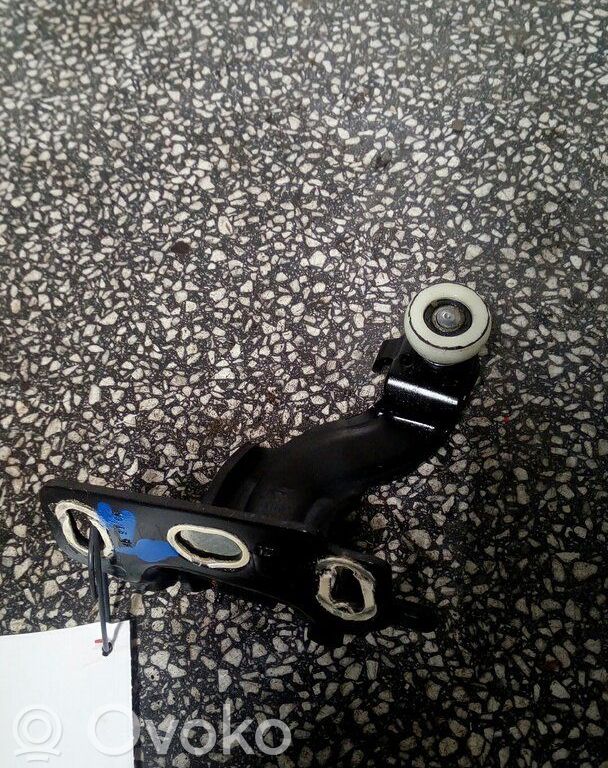 Ford B-MAX Sliding door middle roller runner 