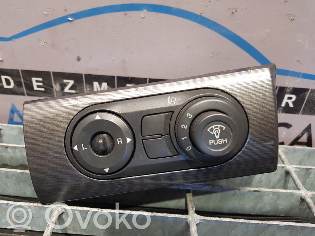 Wing mirror switch