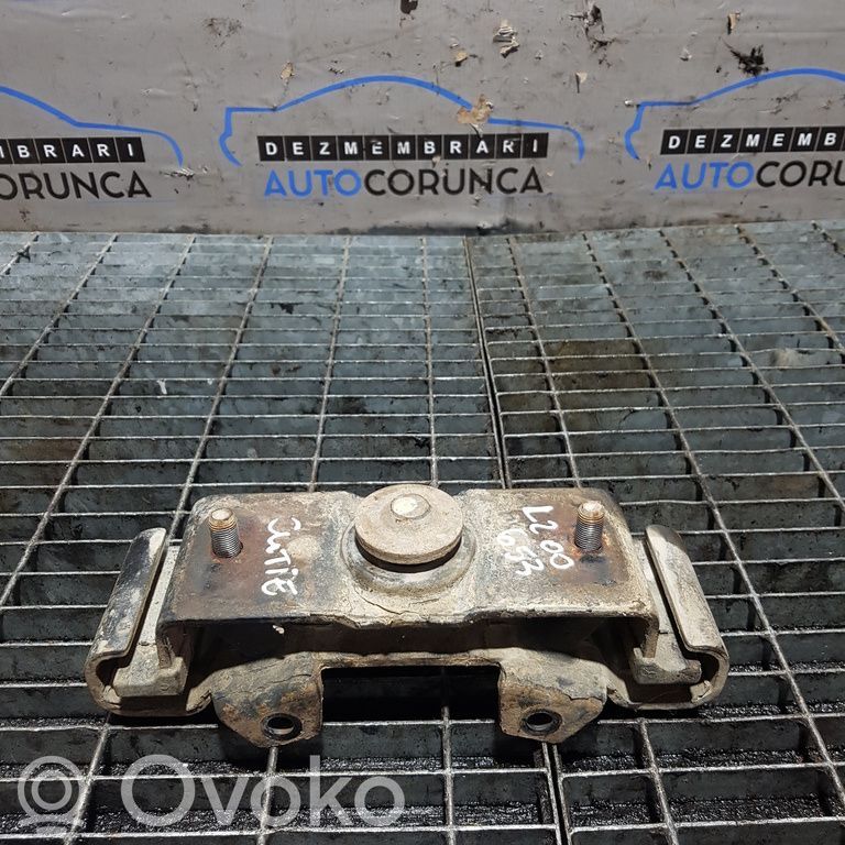 Mitsubishi L200 Engine mounting bracket 
