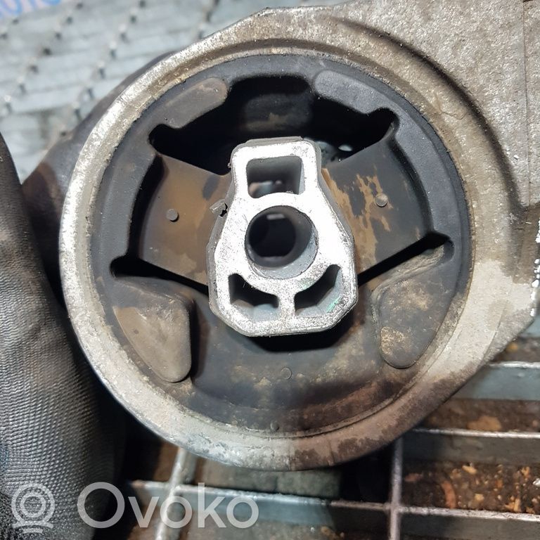Engine mounting bracket   ANTIBALANS