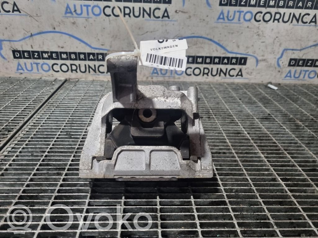 Volkswagen Tiguan Engine mounting bracket 