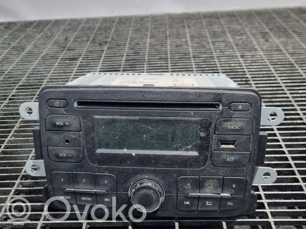Dacia Logan II Panel / Radioodtwarzacz CD/DVD/GPS 