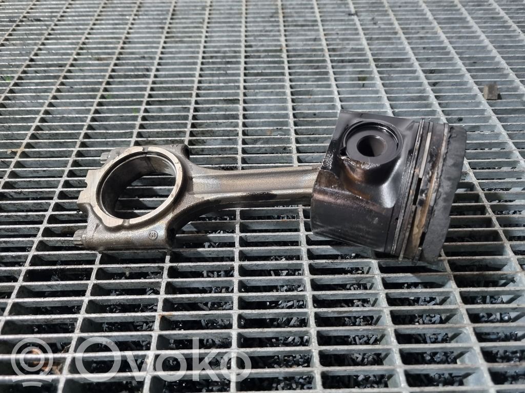 Piston avec bielle