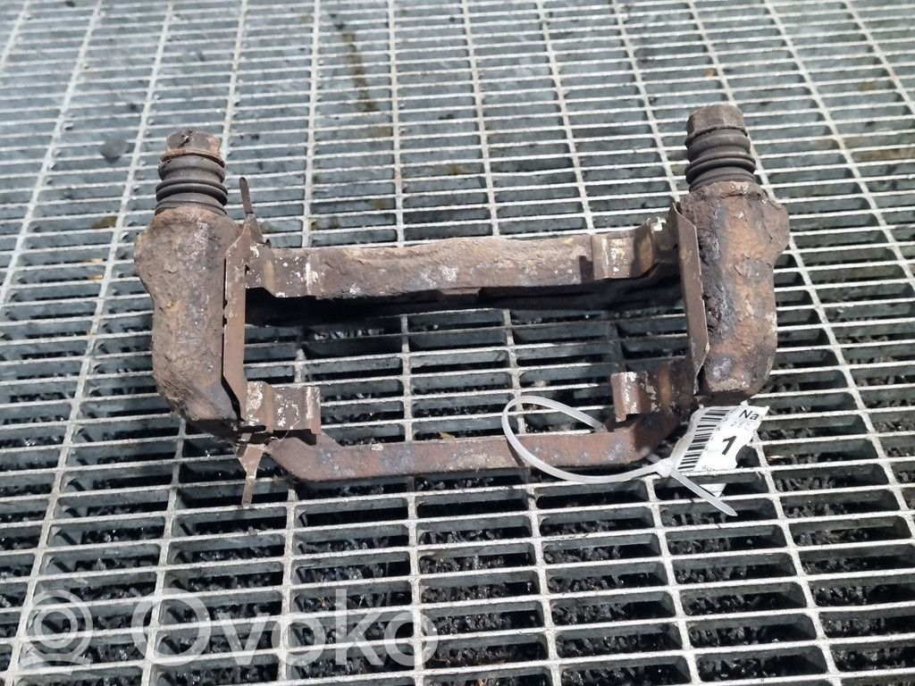 Nissan Navara D40 Mocowanie przedniego zacisku hamulca