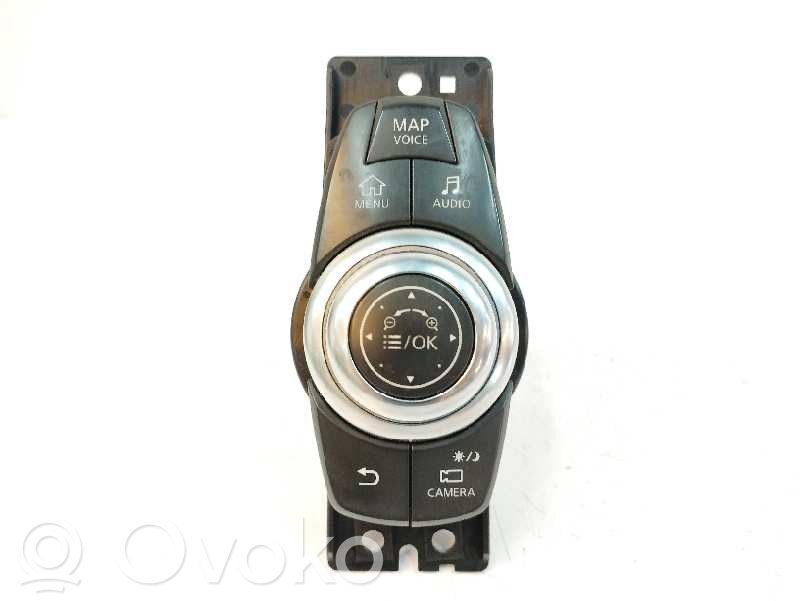 Infiniti QX30 Przyciski multifunkcyjne 