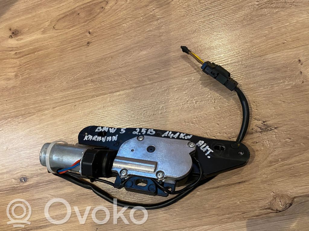 BMW 5 E39 Aizmugurējā pārsega pievilcējs 