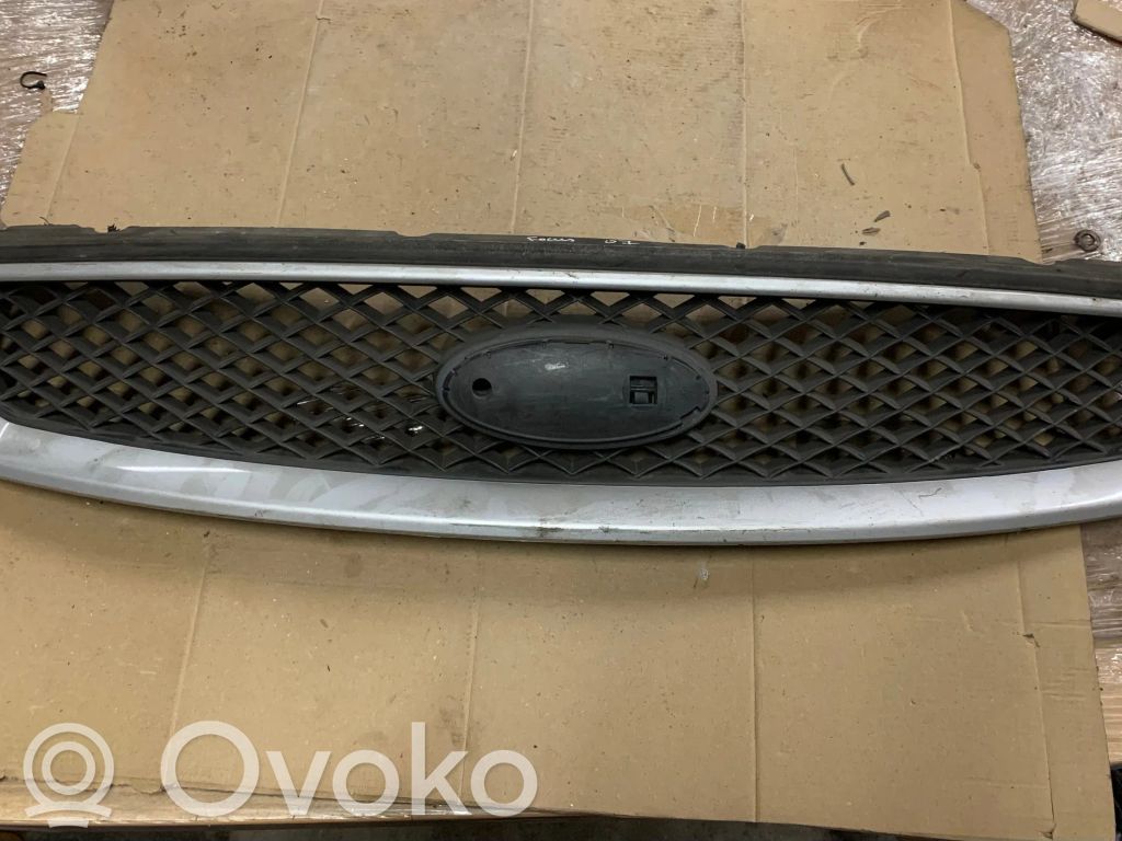 Ford Focus Grotelės viršutinės 