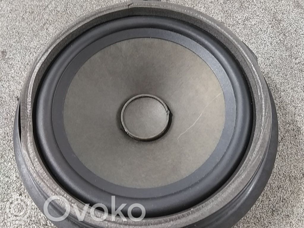 Etuoven kaiutin