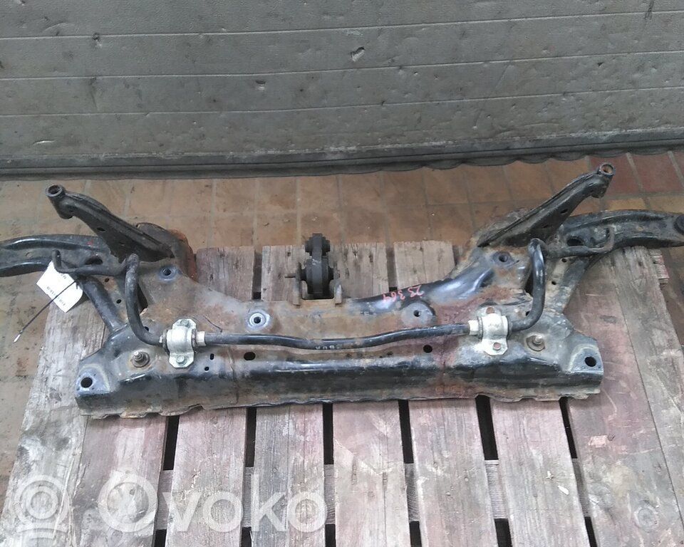 Mazda 2 Передняя траверса 