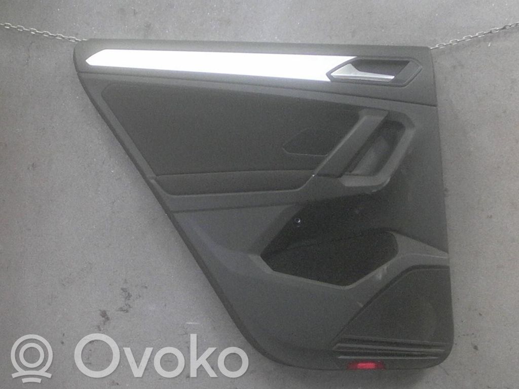 Volkswagen Tiguan Takaoven verhoilu