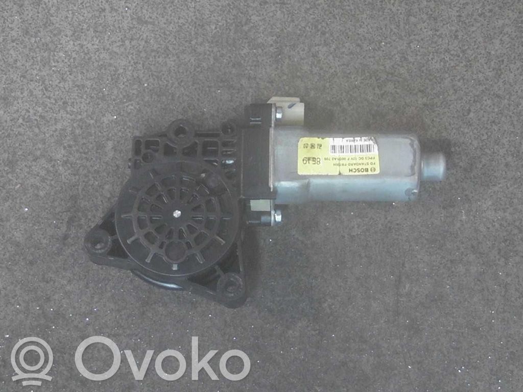 Hyundai i30 Priekinio lango pakelėjo varikliukas 