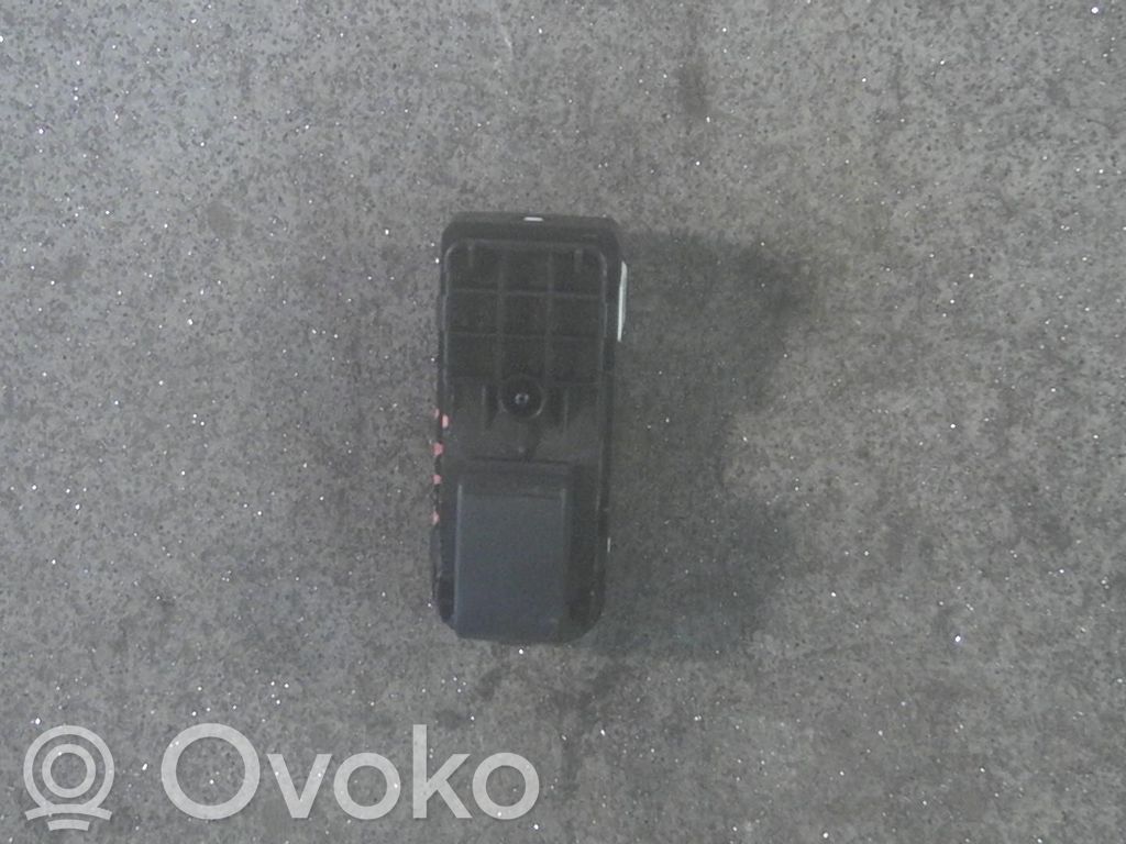 Electric window control switch   BBM266370
