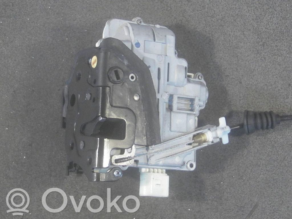Volkswagen PASSAT B6 Motor de bloqueo de puertas 