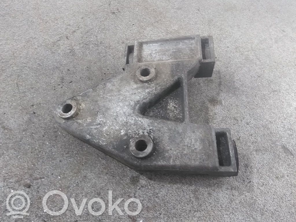 Volvo 240 Ohjaustehostimen pumpun kannake