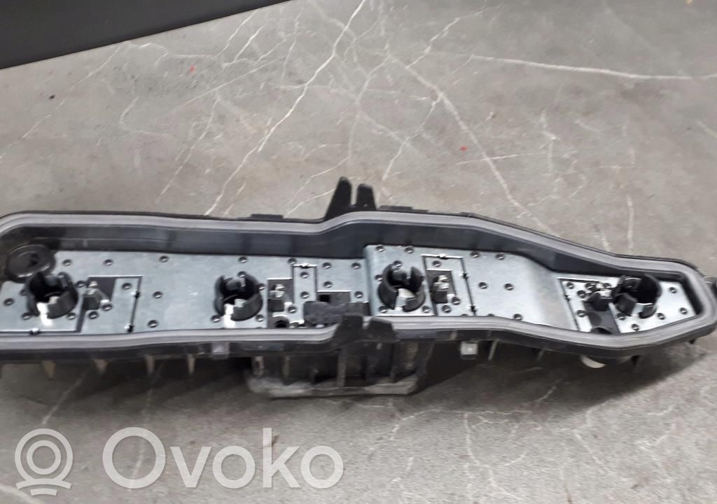 Volkswagen Caddy Takavalon polttimon suojan pidike 
