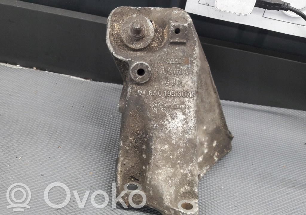 Volkswagen PASSAT B5 Engine mounting bracket 