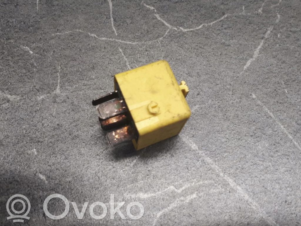 BMW 5 E34 Polttoainepumpun rele 