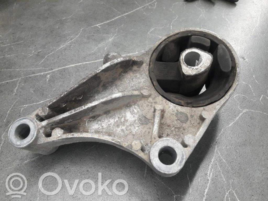 Opel Astra H Engine mounting bracket 