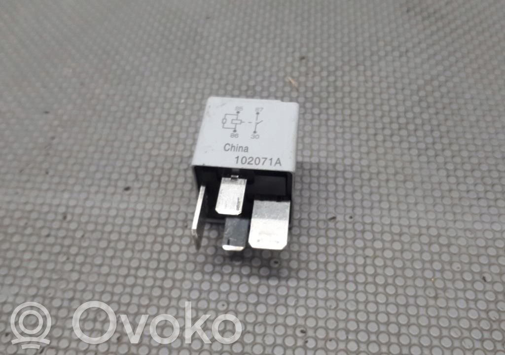 Opel Astra J Fuel pump relay 