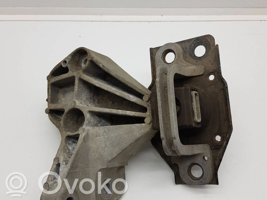 Nissan Qashqai Wspornik / Mocowanie silnika 