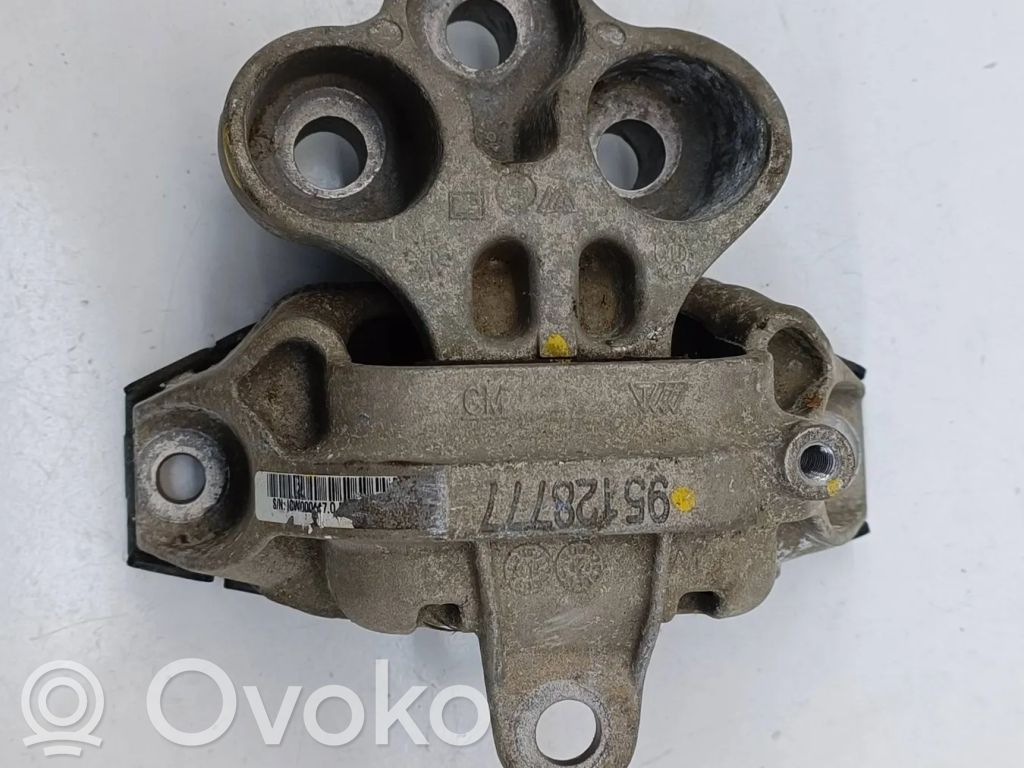 Chevrolet Trax Engine mount bracket 