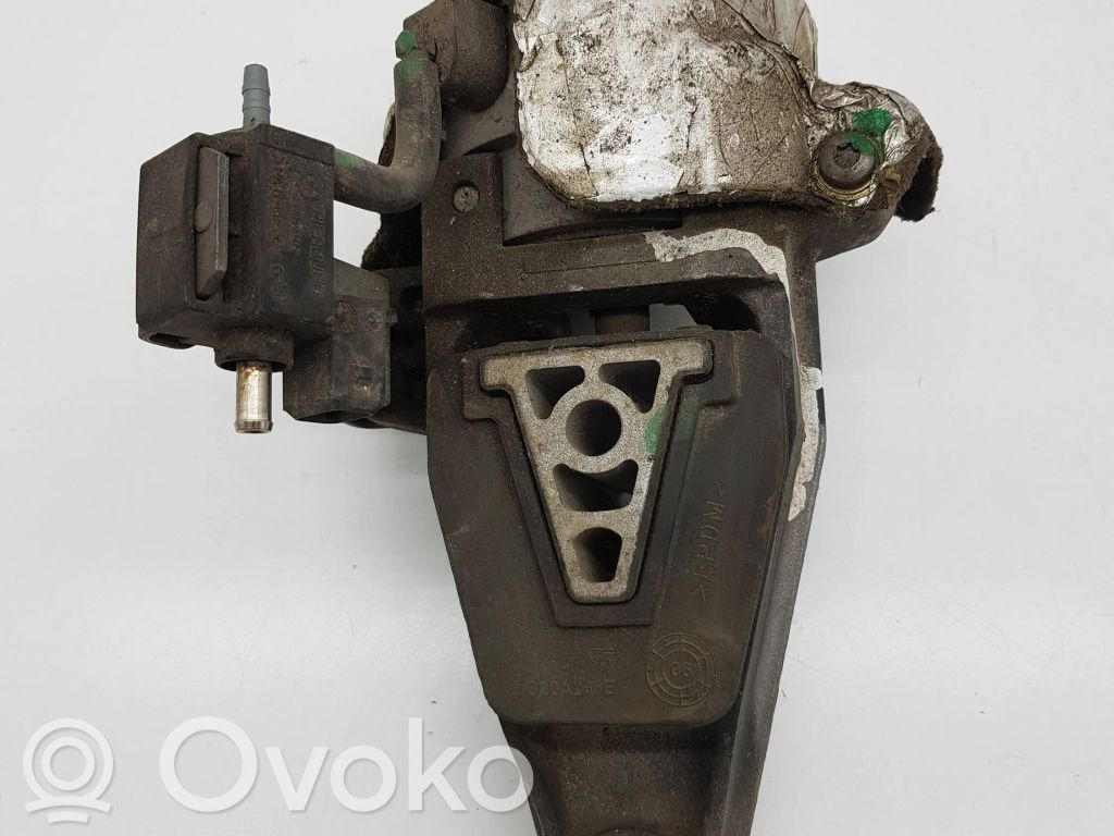 Peugeot 407 Engine mount bracket 