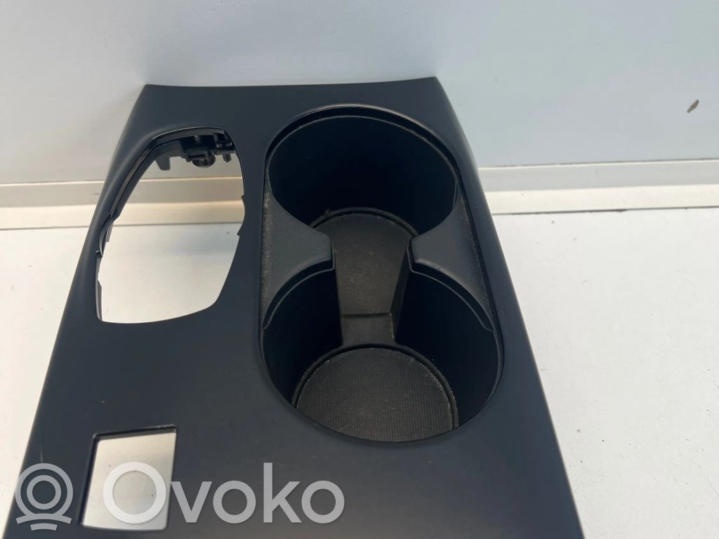 Infiniti Q30 Glāžu turētājs (priekšā) 