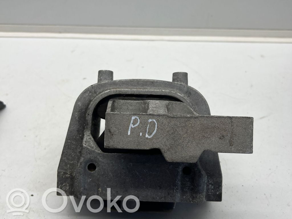 Volkswagen PASSAT B8 Engine mount bracket 