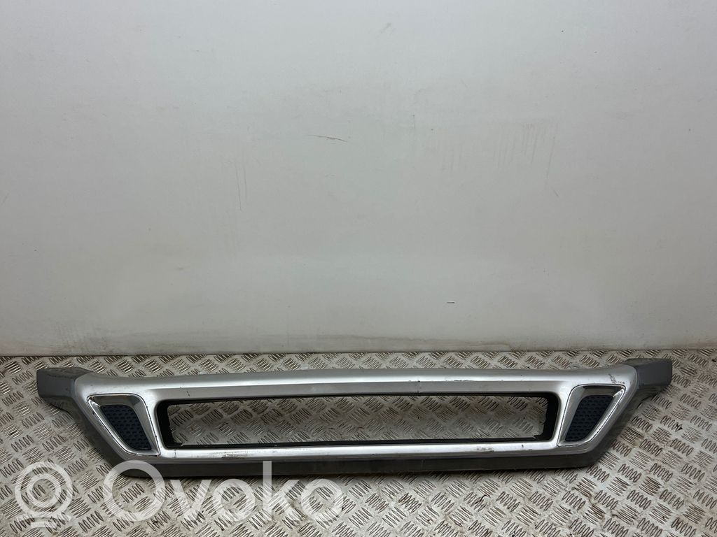 Mitsubishi Outlander Etupuskurin reuna 