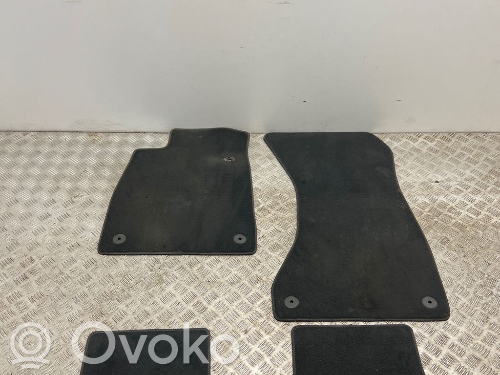Audi A4 S4 B9 8W Zestaw dywaników samochodowych 