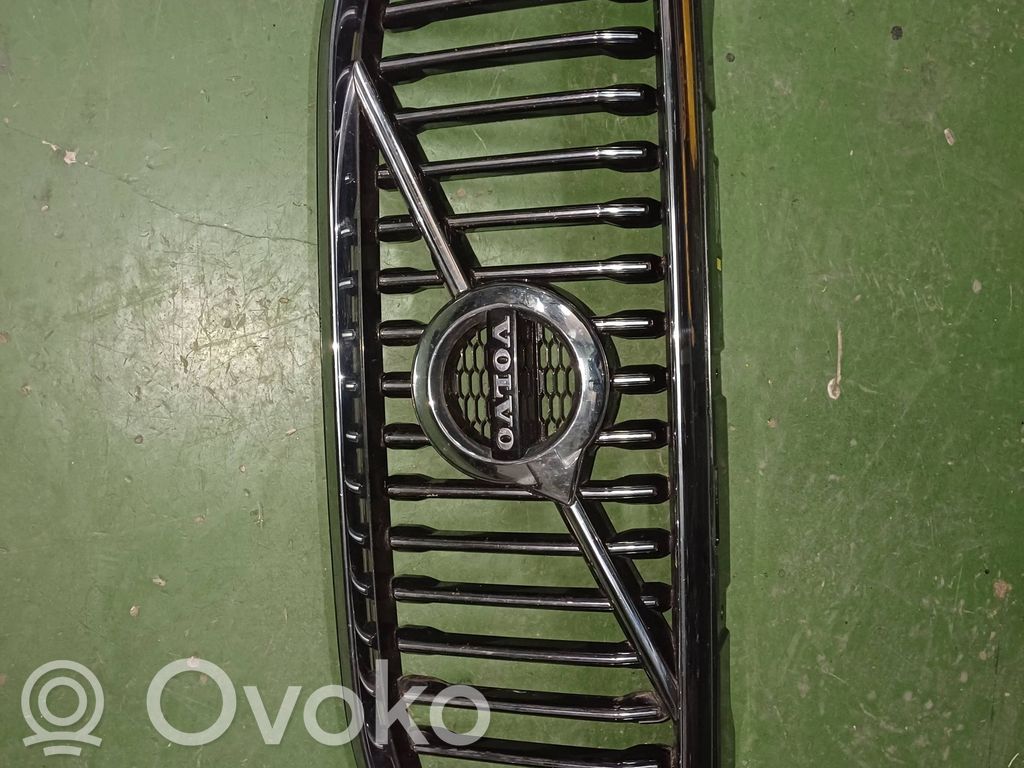 Front bumper upper radiator grill
