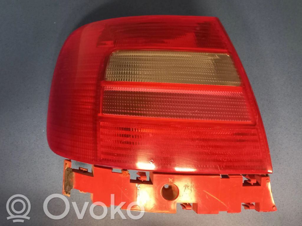 Rear/tail lights   8D0945095