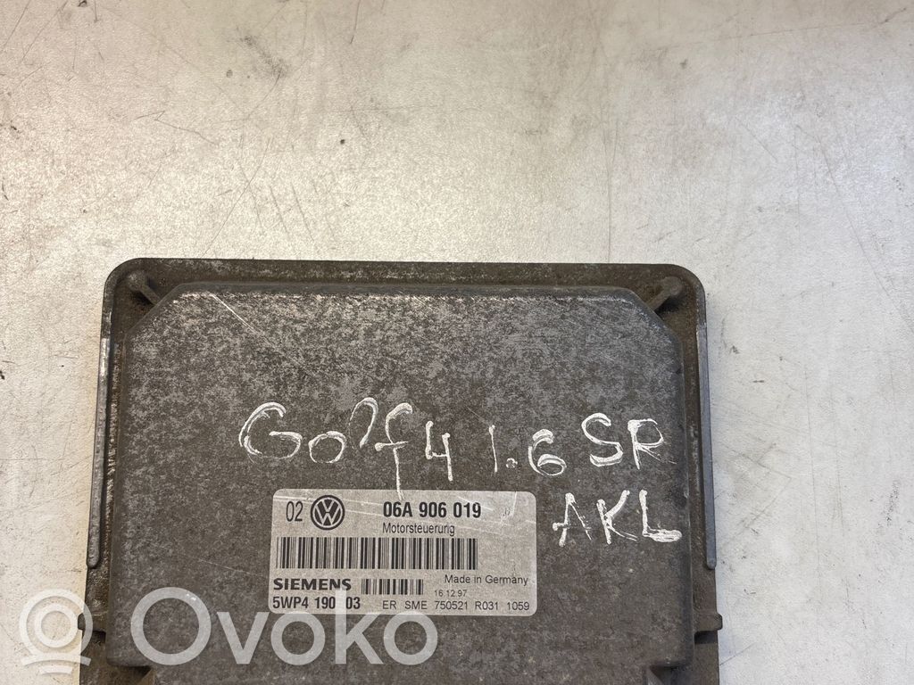 Volkswagen Golf V Engine control unit/module 