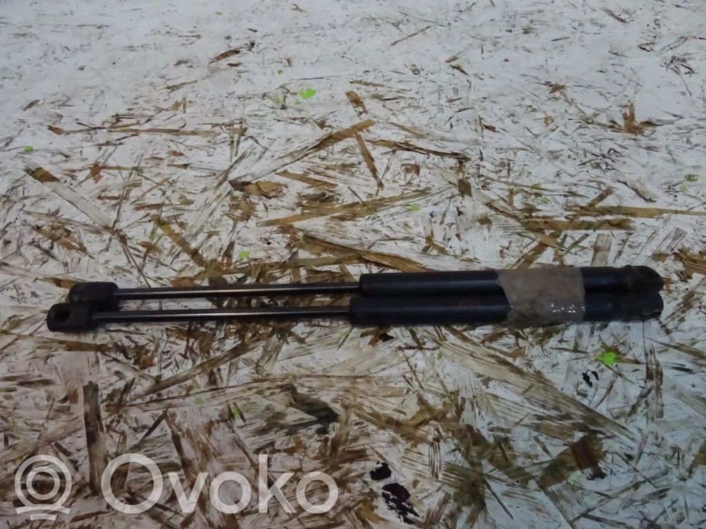 Shock absorber/damper mounting bracket