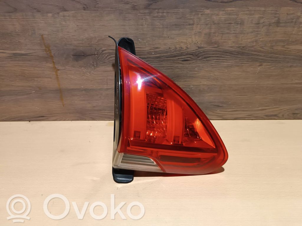 Peugeot 2008 I Lampă spate în capacul portbagajului 