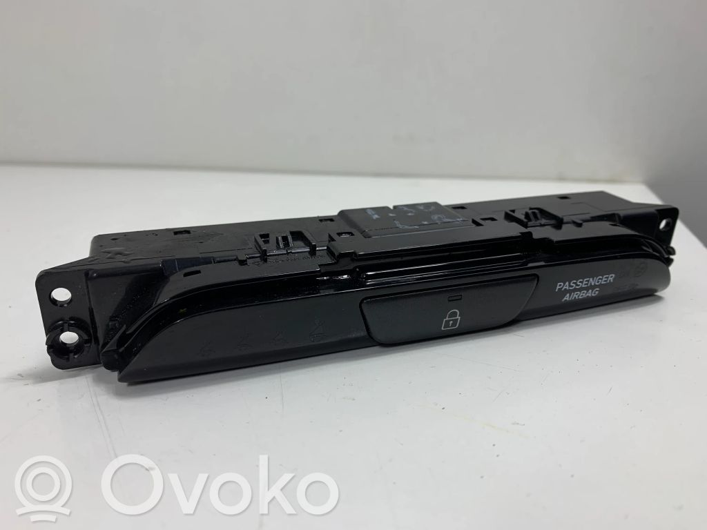 Hyundai i30 Central locking switch button 