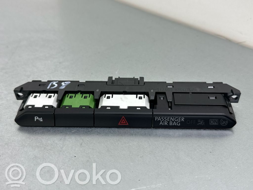 Volkswagen PASSAT B8 Botón interruptor de luz de peligro 