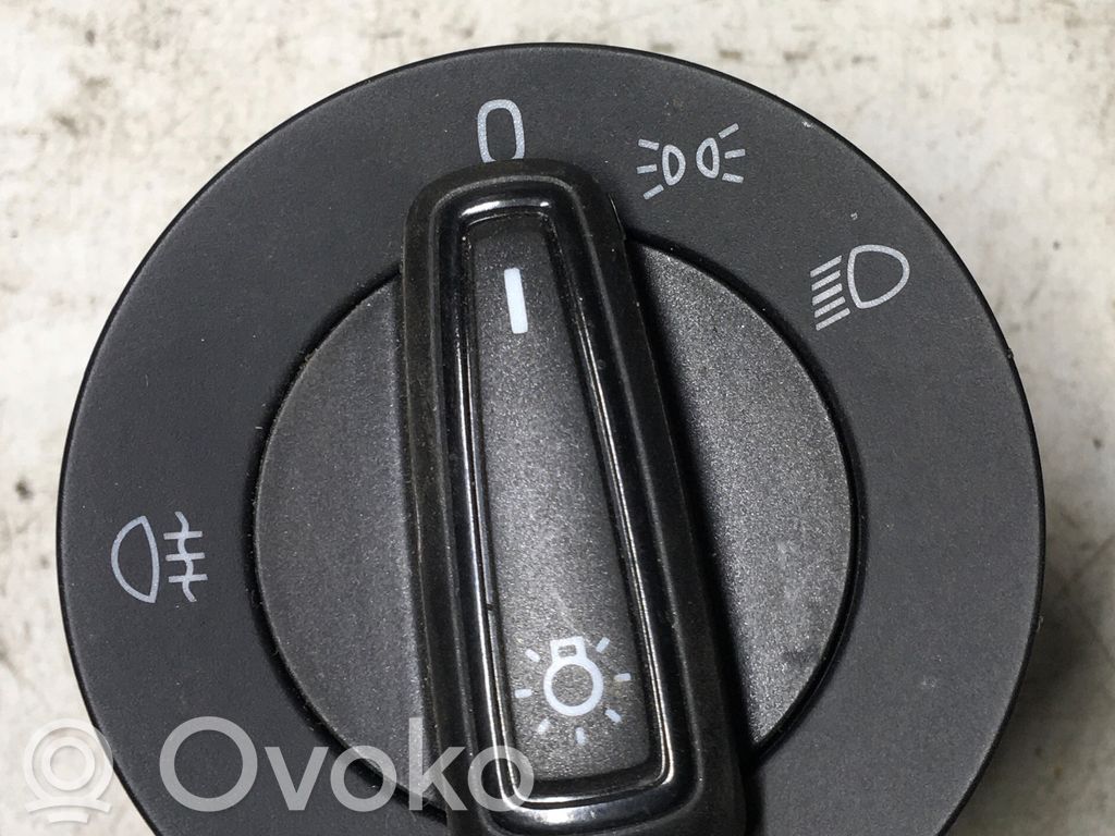 Skoda Fabia Mk3 (NJ) Interruptor de luz 