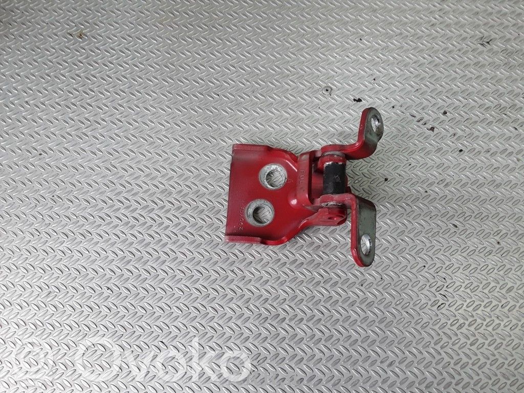 Priekšpusē augšējā vira (eņģe)