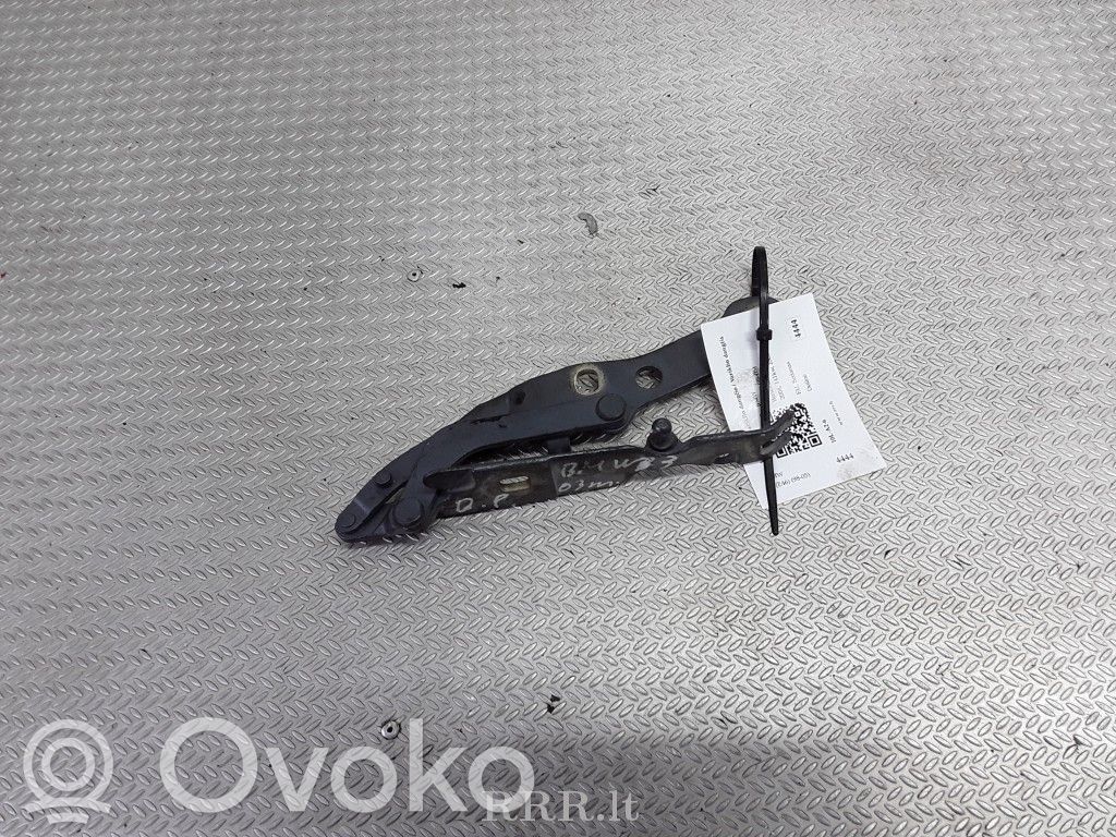 Engine bonnet/hood hinges   8200124