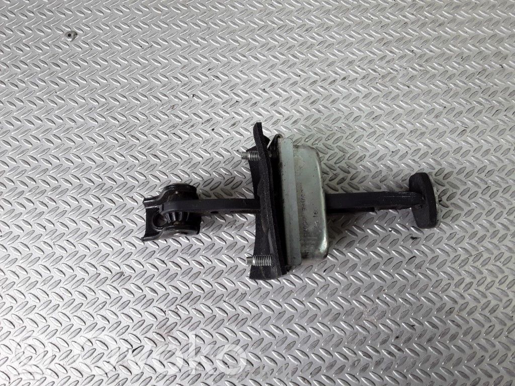 Ribotuvas galinių durų atvėrimo   3M51R23500AE