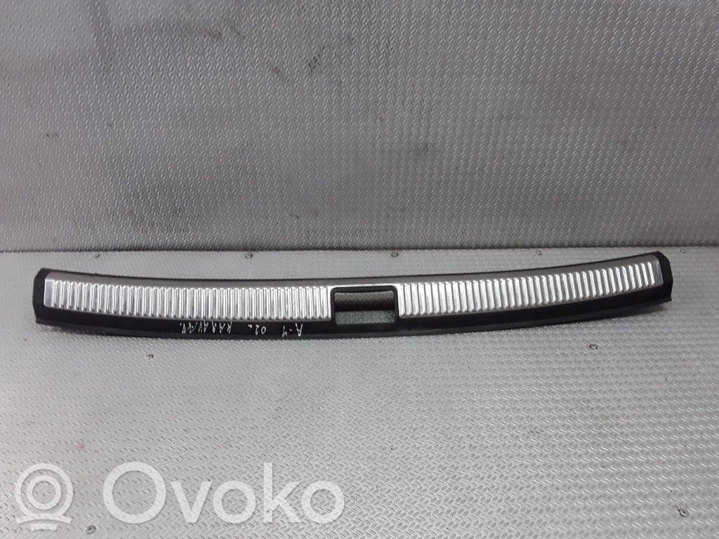 Audi A4 S4 B6 8E 8H Bagažinės slenksčio apdaila 