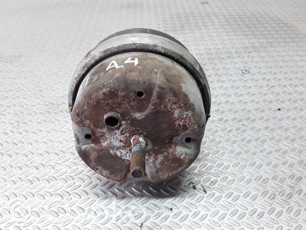 Audi A4 S4 B5 8D Engine mount bracket 