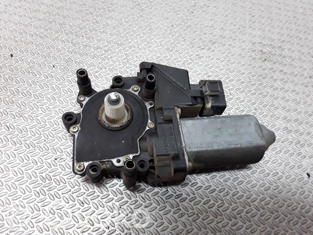 Priekšpusē loga pacēlāja motoriņš