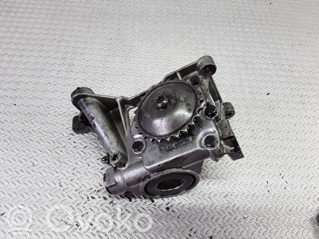 Audi A6 S6 C5 4B Oil pump 