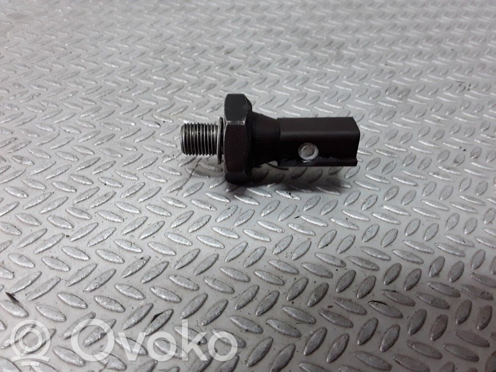 Volkswagen Golf V Oil pressure sensor 