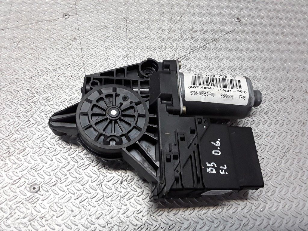 Volkswagen PASSAT B5.5 Silniczek podnoszenia szyby drzwi tylnych 
