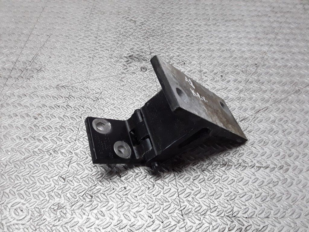 Priekšpusē augšējā vira (eņģe)   4D0831401